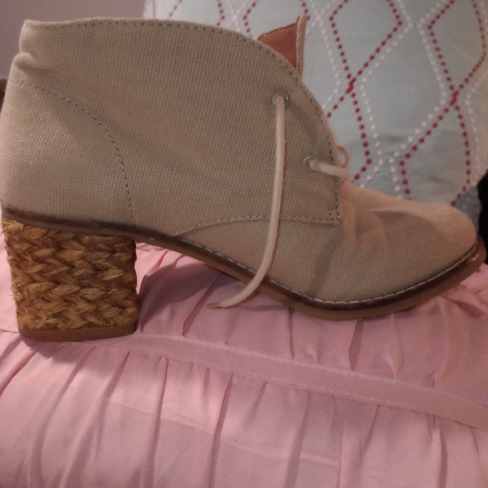 Woman's size 6 lucky brand lace booties